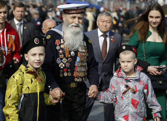 Georgy Shirokov, 91, veterano de la II Guerra Mundial en la Plaza Roja, de Moscú. Foto: Alexander Zemlianichenko/ AP