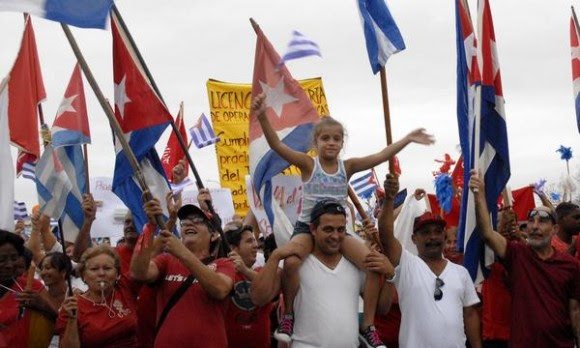 Obreros junto a sus familiares, marchan unidos y solidarios, en el desfile por el Día Internacional de los Trabajadores, en la plaza Ernesto Che Guevara, en Santa Clara, provincia Villa Clara, Cuba, el 1ro. de mayo de 2015. AIN FOTO/Arelys María ECHEVARRÍA RODRÍGUEZ/