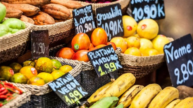 Frutas en un mercado con sus precios