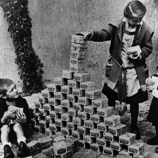 Meninos alemães usado notas de marco para construir uma torre em 1923