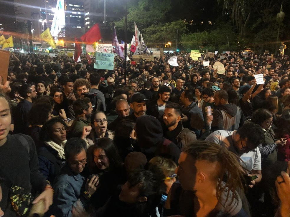 SÃƒO PAULO, 19h18: Manifestantes lotam Avenida Paulista pela AmazÃ´nia â€” Foto: Beatriz MagalhÃ£es/G1