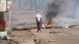 Une route barrée à Cosa dans la banlieue de Conakry, Guinée, le 14 octobre 2019. (VOA/Zakaria Camara)