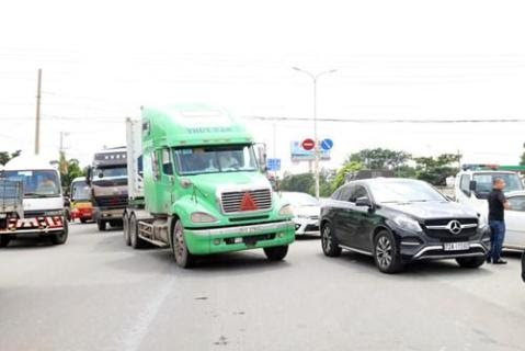 Người dân mang xác cá chết đổ ra quốc lộ, đường đi Vũng Tàu tắc nghẽn - ảnh 4