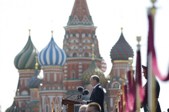 Putin en la Plaza Roja, durante el desfile militar por el Día de la Victoria. Foto: Alexander Zemlianichenko/ AP