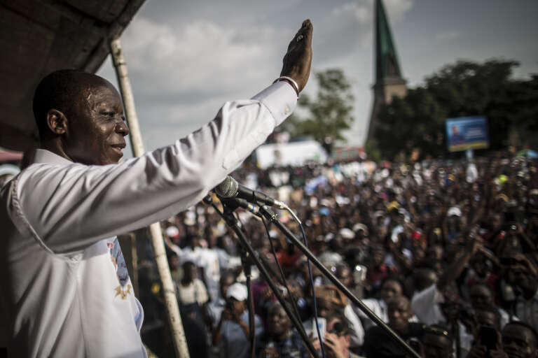 Jean-Marie Michel Mokoko devant ses supporteurs, le 18 mars 2016 à Brazzaville.