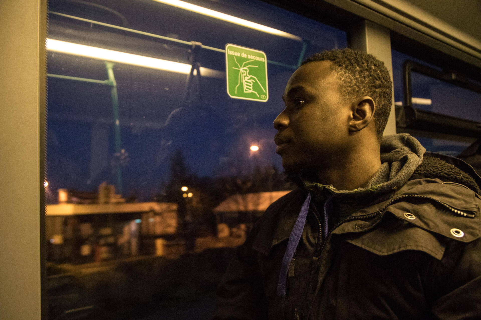 Abdoul (prénom modifié), ripeur intérimaire, emprunte un bus de nuit pour se rendre au travail.