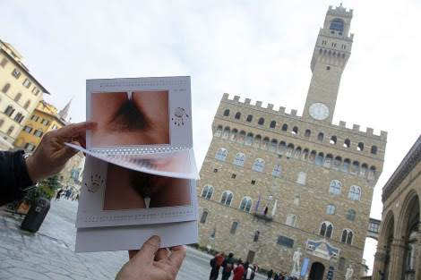 O polêmico calendário Toscani, implantado em Florença. | Afp El polémico calendario de Toscani, desplegado en Florencia. | Afp