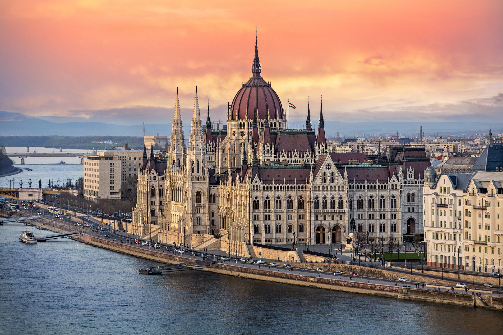 https://campaign-image.com/zohocampaigns/427042000023829006_zc_v8_the_hungarian_parliament_on_the_danube_river_at_sunset_in_budapest__hungary_945207010_23afbc9012d54bc4bb7c8a1f8c90075b.jpg