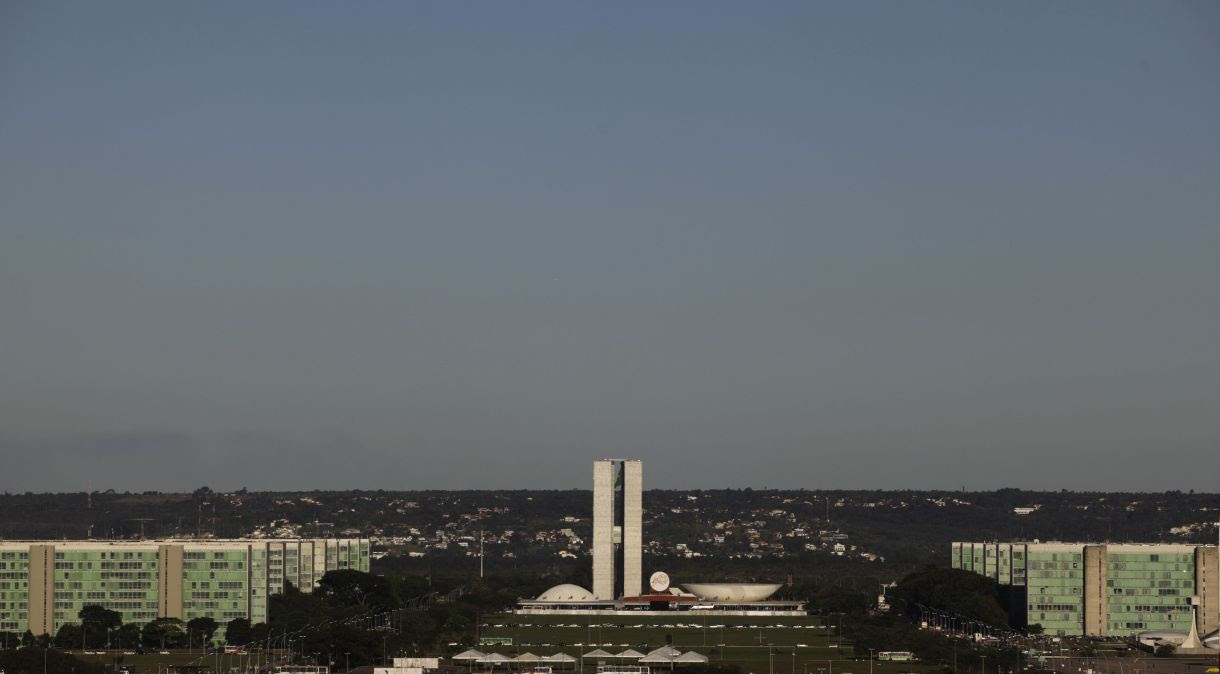 Esplanada dos Ministérios com o Congresso Nacional ao fundo, em Brasília