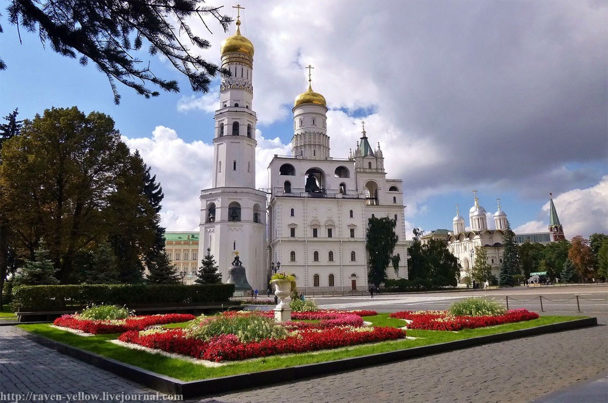 Утверждение москвы. Ивановская площадь Московского Кремля вид сверху. Достопримечательности Москвы Соборная площадь. Территория Кремля. Архитектурный комплекс Московского Кремля.