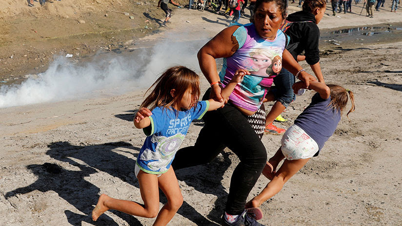 "Niños ahogándose con gas lacrimógeno": Critican a EE.UU. por su trato a la caravana de migrantes