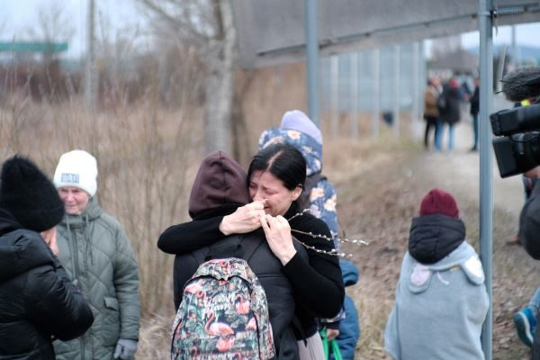Civiles ucranianos que huyen de la guerra en su país llegan hoy al puesto fronterizo de Beregsurány (Hungría) Luis Lidón - EFE