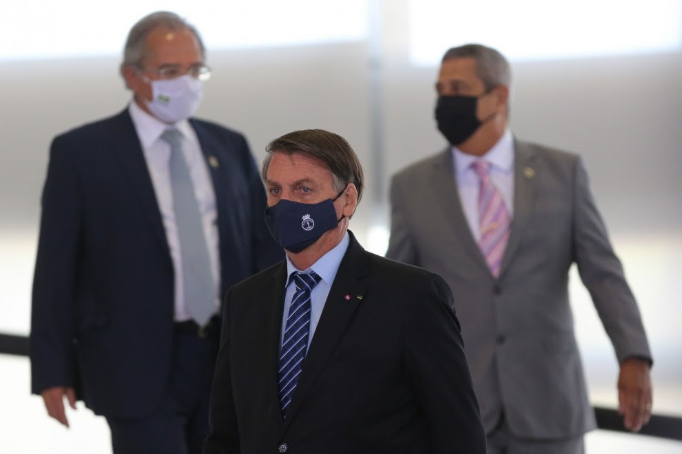 EL presidente Jair Bolsonaro con Paulo Guedes (izq), ministro de economía, y el general Braga Netto, nuevo ministro de defensa, en un reciente acto del Gobierno brasileño. FÁBIO RODRIGUES POZZEBOM/ AGÊNCIA BRASIL. 19MAR21.