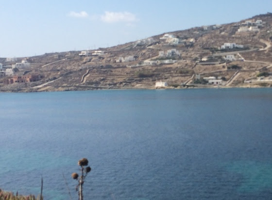 Εικόνα της περιοχής από την απέναντι ακτη, στον όρμο του Κόρφου. Όλη η περιοχή από τον Κόρφο και μέχρι τα Κανάλια (κυρίως γύρω και μετά την Αναβολούσα) έχει δεχτεί τεράστιο βάρος άτακτης και εν πολλοίς αυθαίρετης δόμησης.