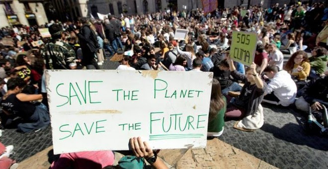Centenars d'estudiants de secundària i universitaris s'han manifestat pel centre de Barcelona per reclamar mesures contra el canvi climàtic. EFE/Marta Pérez