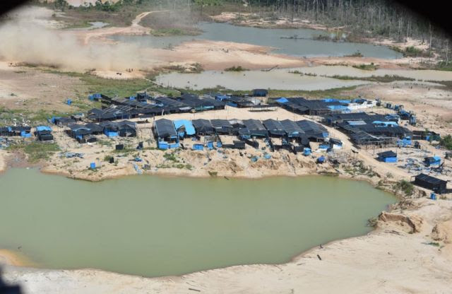 Uma mina ilegal na parte peruana da selva amazônica