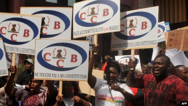 Des militants guinéens de "Balai Citoyen Guinee" participent à une manifestation devant la cour constitutionnelle de Conakry, le 19 septembre 2018.