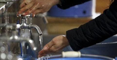 Una mujer se lava las manos debajo de un grifo. EFE (Archivo)