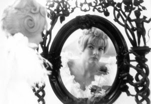 cleofrom5to7_cleo-mirror