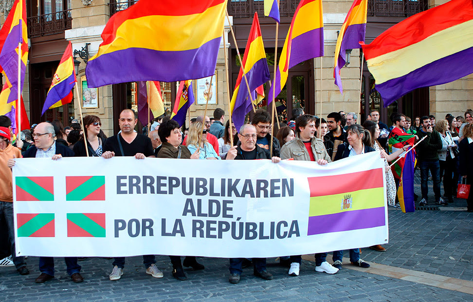 Integrantes de IU sostienen banderas republicanas durante una concentración convocada en Bilbao