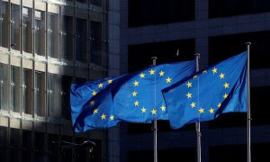 Banderas de la Unión Europea ondean delante del edificio que alberga la Comisión Europea en Bruselas. | Reuters