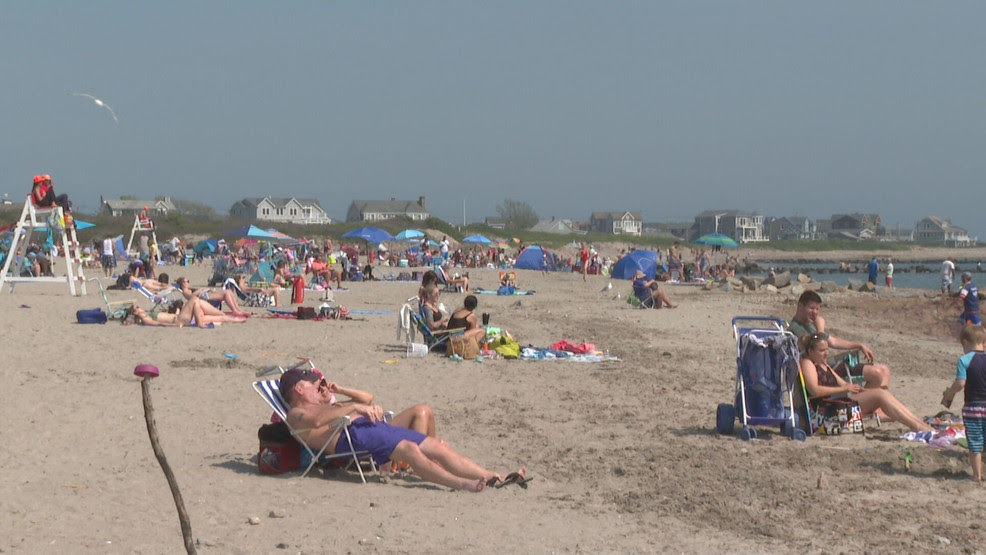  Crowds head to Rhode Island beaches to beat the heat