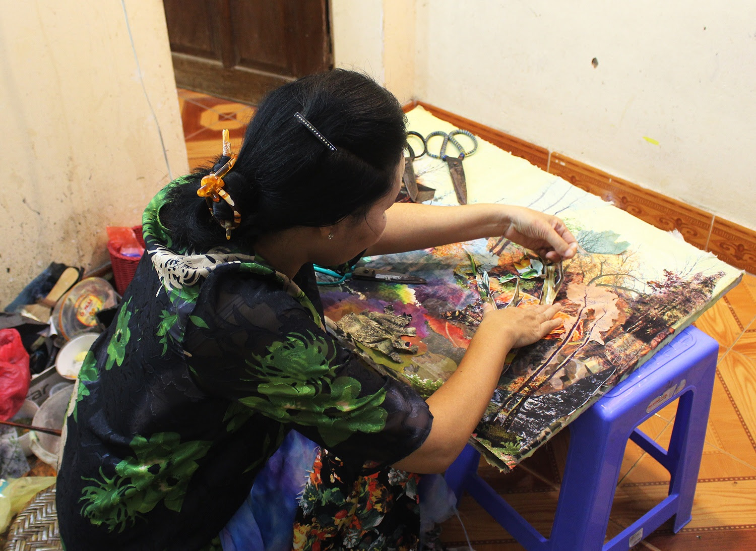 Lạ lùng cách nữ họa sỹ Hà Nội biến vải vụn thành
                tác phẩm nghìn đô - 6