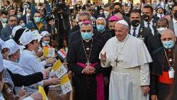 Il Papa accompagnato dal cardinale Sako (a sinistra)