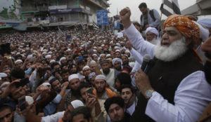 Pakistan: 11,000 Muslims in protests against acquittal of Christian “blasphemer,” demand public hanging