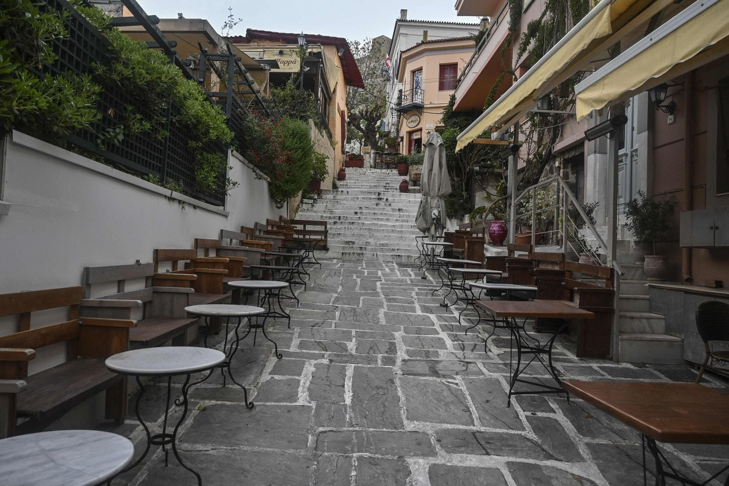 Una calle del turístico distrito de Plaka en Atenas, vacía el pasado 14 de abril.
