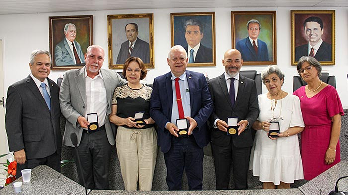 Servidores homenageados e parentes dos agraciados in memoriam, com a reitora Maria do Socorro Cavalcanti e o vice-reitor José Roberto Cavalcanti.