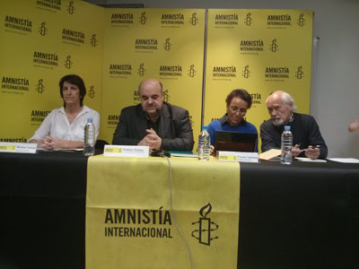 El presidente de Amnistía Internacional, la responsable de campañas y Fouzia Yassine