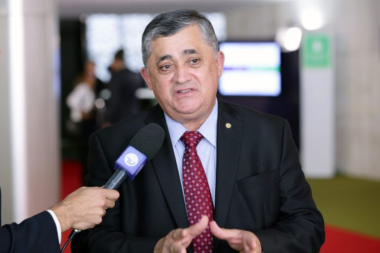 Parlamentares chegam para a sessão de inauguração da 2ª Sessão Legislativa Ordinária da 56ª Legislatura. Dep. José Guimarães (PT - CE)