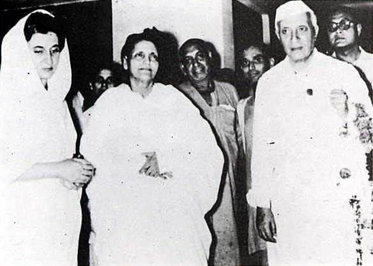 Sri Ma con Indira Gandhi y J. Nehru Sri Ma con Indira Gandhi y J. Nehru