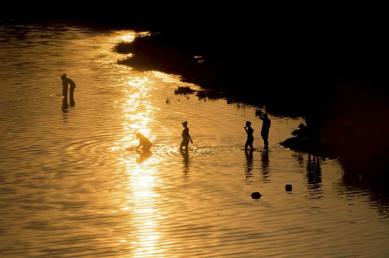 Palmas - Índios de diversas etnias se refrescam no ribeirão Taquaruçu ao nascer do sol (Marcelo Camargo/Agência Brasil)