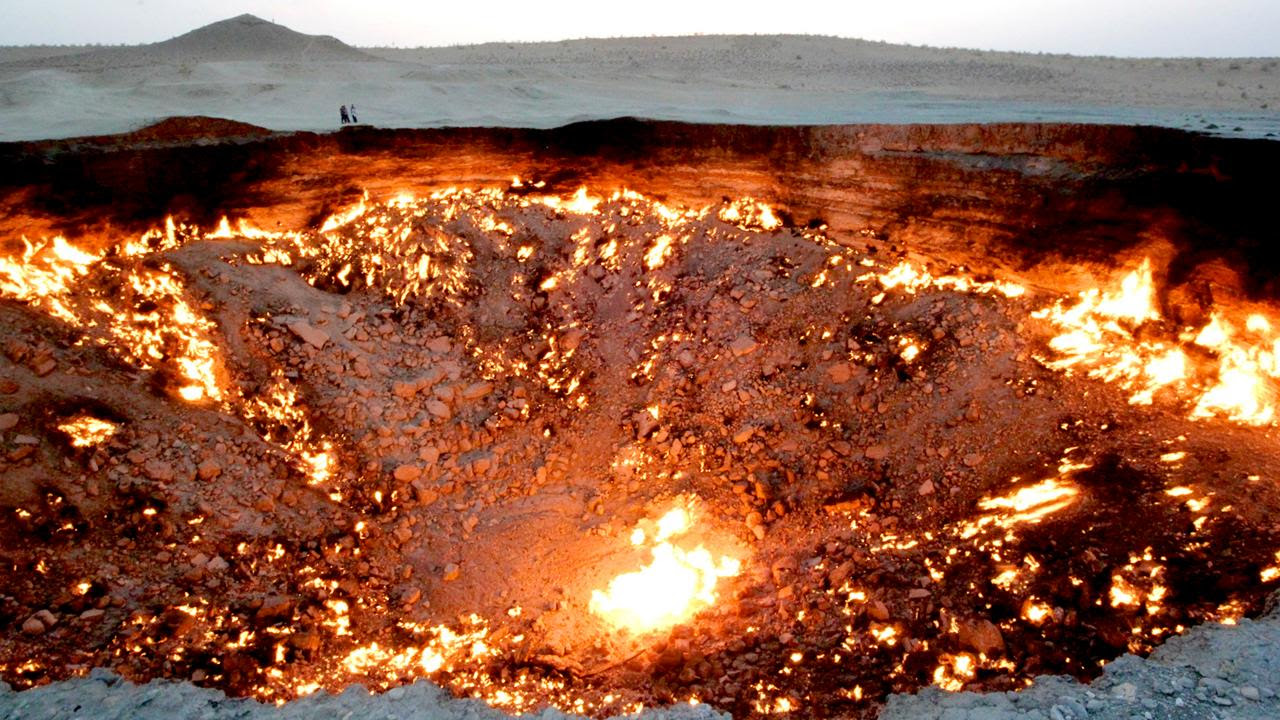 Gate to Hell, Darvaza Crater, Ashgabat, Turkmenistan (Credit: Nellie Huang)