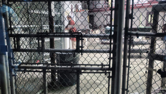 Un reo, a la hora del almuerzo, en el patio interior de un bloque con 22 celdas en el Campo 6, que acoge únicamente a presos muy cumplidores con las reglas del penal. Solo están obligados a estar en sus celdas dos horas al día. El resto del tiempo pueden pasarlo en zonas comunes interiores y exteriores.