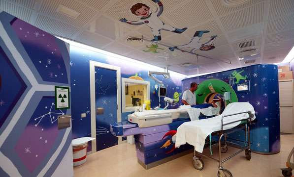 La salle d’IRM d’un service pédiatrique transformée en décor spatial T0Txxk