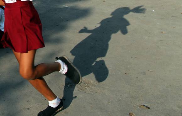 Una niña en la escuela durante su horario del receso. Foto: Ladyrene Pérez/ Cubadebate. 