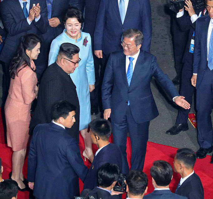 Lãnh đạo Hàn - Triều nắm chặt tay nhau trong lễ chia tay