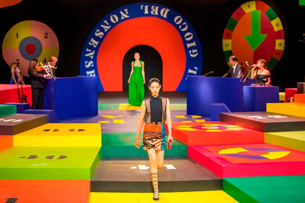 Dior transformó la pasarela en un enorme tablero de juegos de mesa, una excusa para colorear las tendencias del próximo verano con tonos vivos y apostar por las líneas minimalistas de los años 1960.