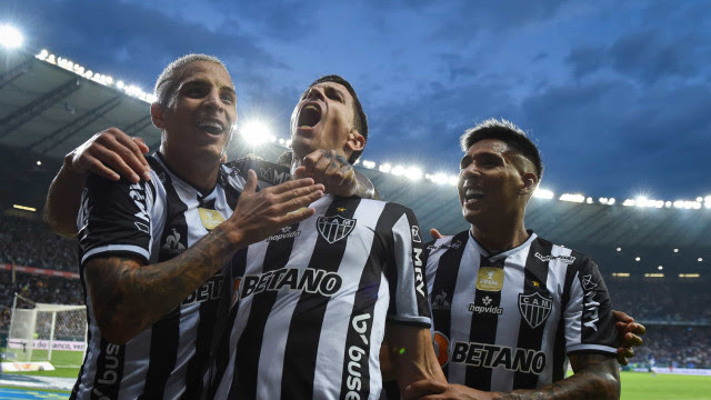 Zaracho marca, Atlético-MG supera Athletico-PR fora e vence a 2ª no Brasileirão