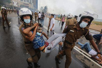 Un herido por choques durante las protestas en Colombo (Sri Lanka).