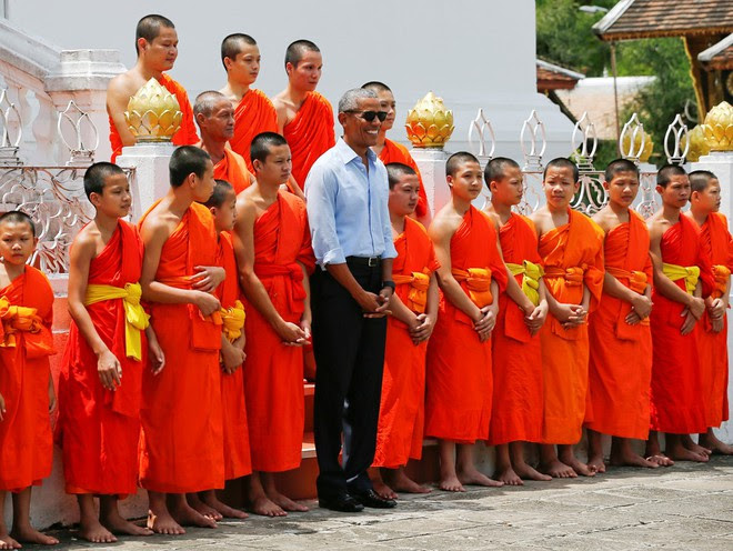 Tổng thống Obama dạo phố, uống nước dừa ở Lào - Ảnh 2. Tổng thống Obama dạo phố, uống nước dừa ở Lào - Ảnh 2.