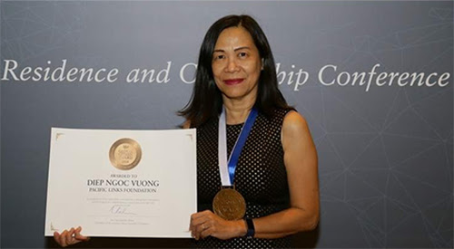 Bà Diệp Vương nhận giải thưởng Công dân Toàn cầu 2018 tại Dubai hôm 6/11. Ảnh: Khaleej Times