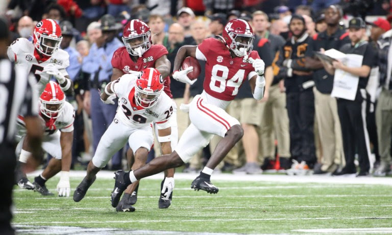 Agiye Hall (#84) runs with the football for Alabama after catch versus Georgia in 2022 CFP title game