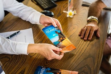 Recepcionista de hotel asesorando sobre actividades y planes de ocio