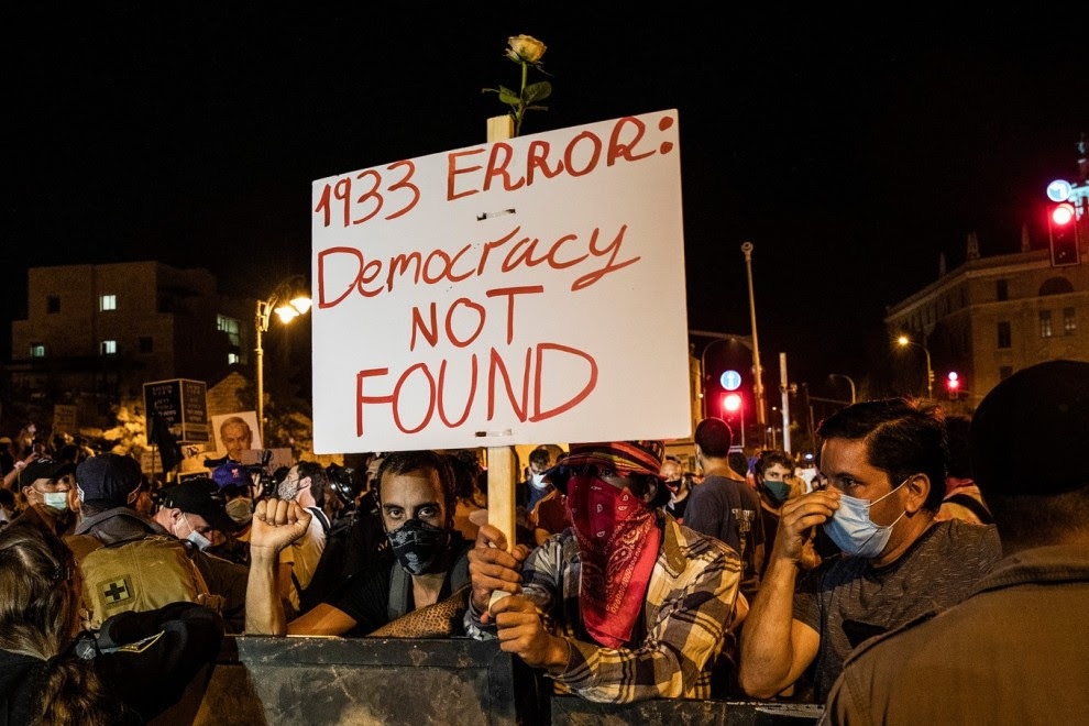 Pie de Foto: 23 July 2020, Israel, Jerusalem: Israelis take part in a protest against Israeli Prime Minister Benjamin Netanyahu near his residence in Jerusalem. Netanyahu has been indicted for bribery, fraud and breach of trust in several cases but denies