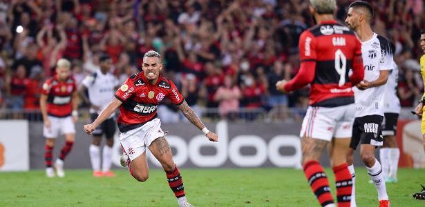 Matheuzinho comemora gol do Flamengo contra o Ceará