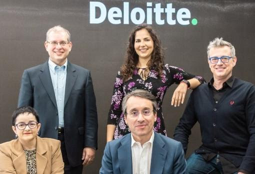 Imagen de Montserrat Medina junto a varios compañeros en su etapa en Deloitte